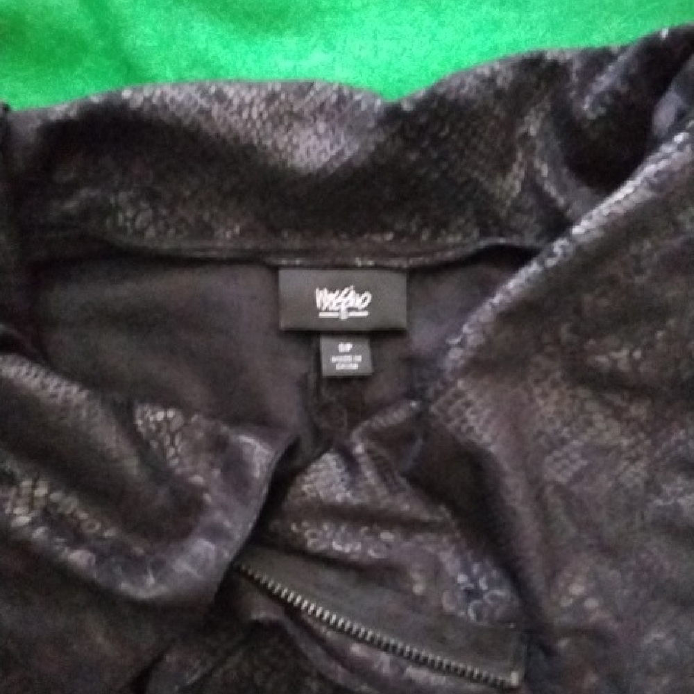 Elegant Black Leather Jacket with Textured Design - Picture 2 of 8